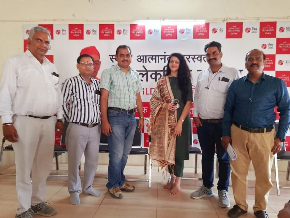 कृष्णकांत शर्मा जी, अध्यक्ष VICCI एवं अन्य पदाधिकारियों के साथ स्वामी आत्मानंद सरस्वती विप्र लेक सिटी कॉलेज