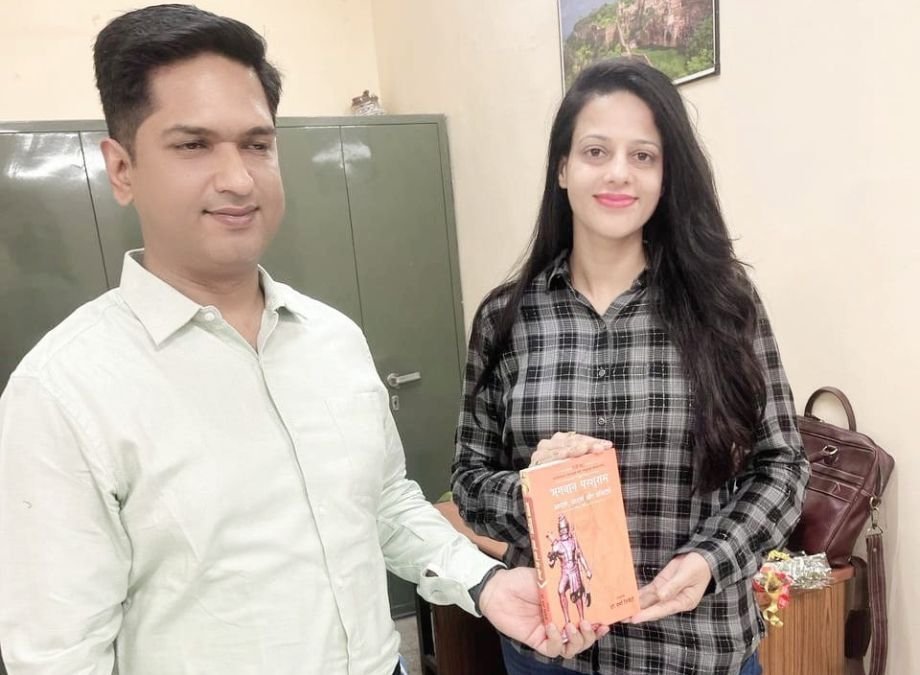 ISPAC (इस्पैक) की राष्ट्रीय संयोजक डाॅ.त्रिवेदी द्वारा परशुराम ग्रंथ भेंट