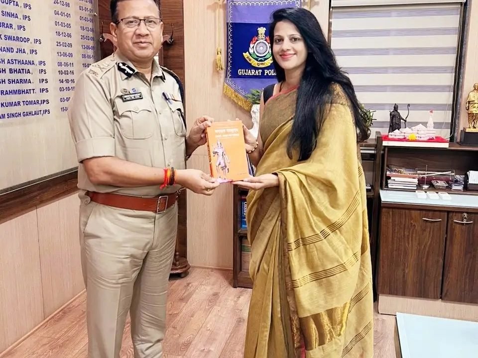 आदर्श, प्रादर्श और प्रतिदर्श’पुस्तक की प्रति भेंट